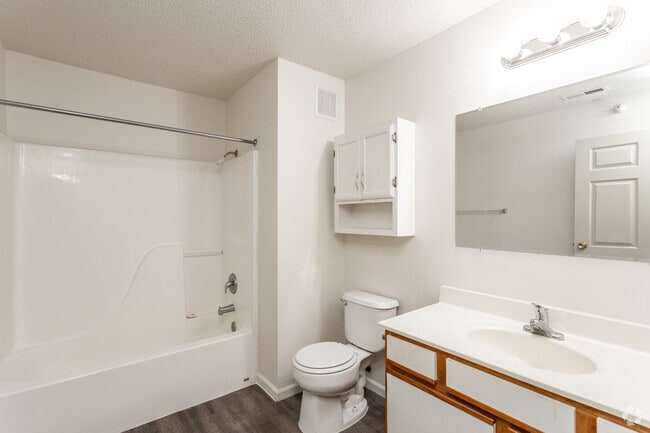 2HAB, 1BA - 800 ft² - Country Club Apartments