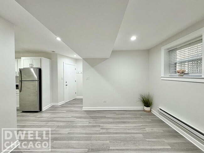 Photo - 727 W Roscoe St