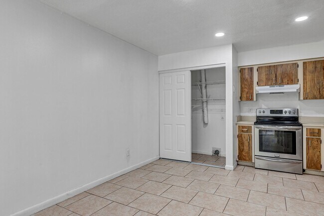 Photo - Freshly Updated 2-Bedroom Home with Stainless Steel Appliances & Private Patio – Ocala, FL
