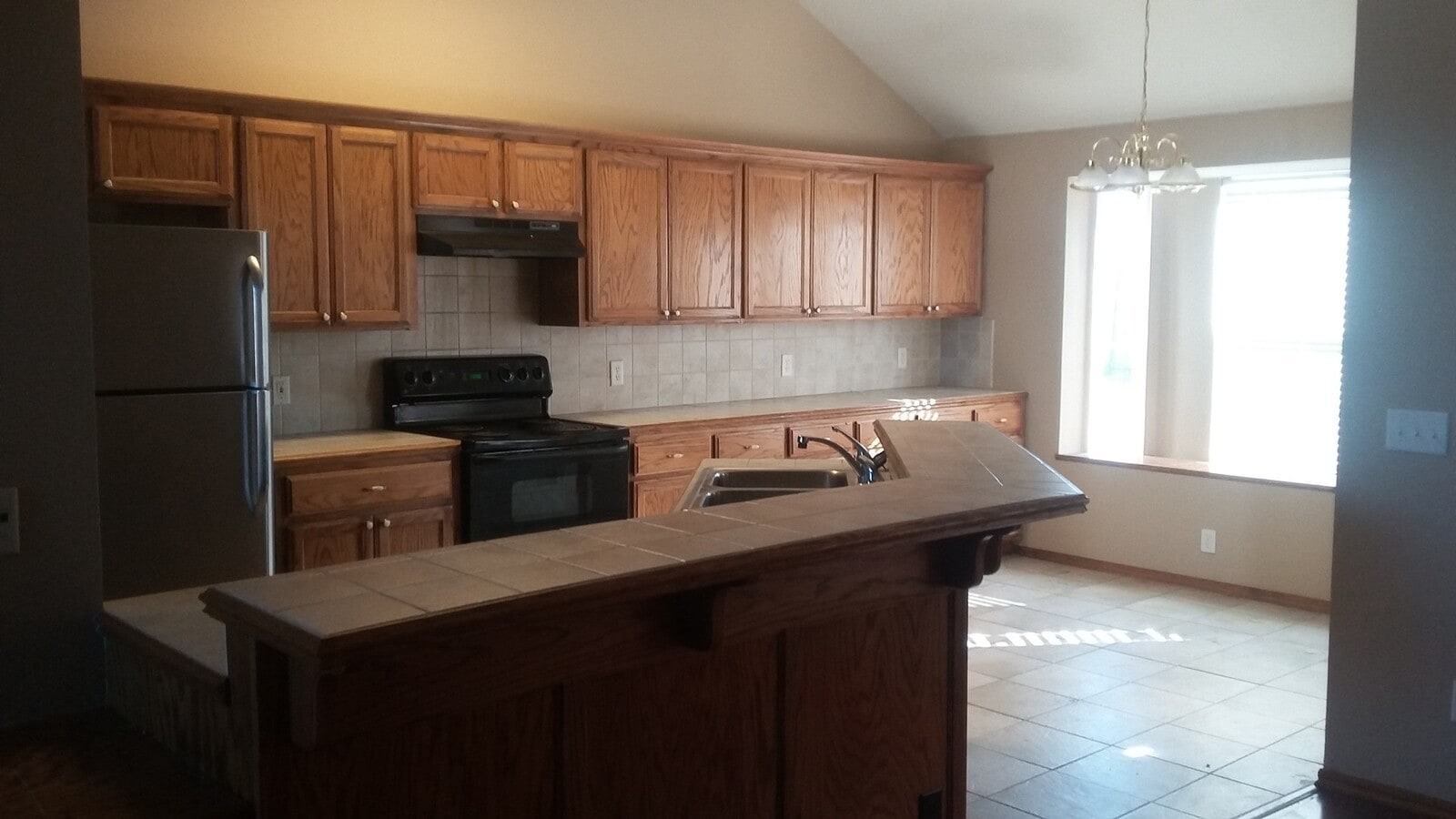 Photo - Spacious 4 bed, 2 bath, 2 garage home just 1.5 miles from OU Campus