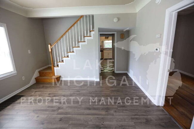Photo - 841 Capen St NE