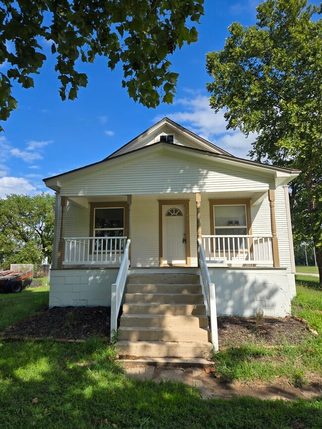 Building Photo - 123 King St