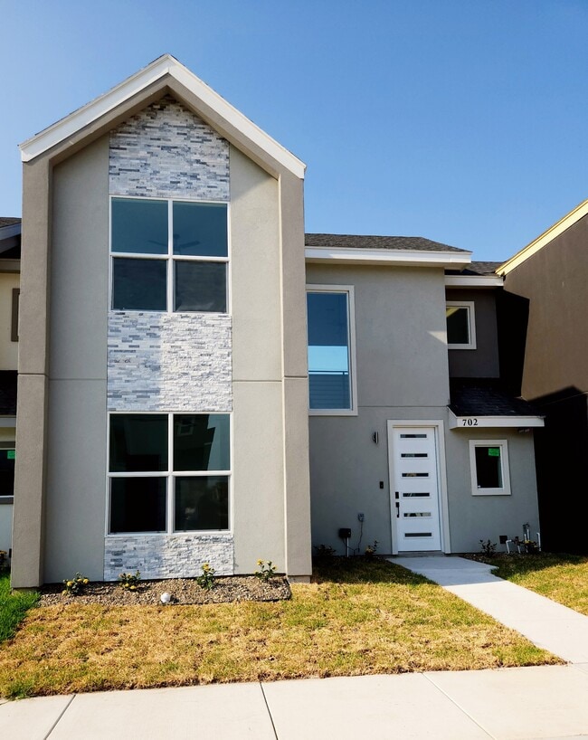 Building Photo - 702 W Seminole Ave Rental