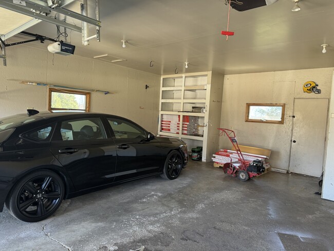 Garaje para 2 coches con espacio de almacenamiento adicional. - W2038 County Road WH