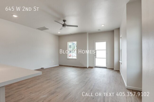 Photo - 645 W 2nd St
