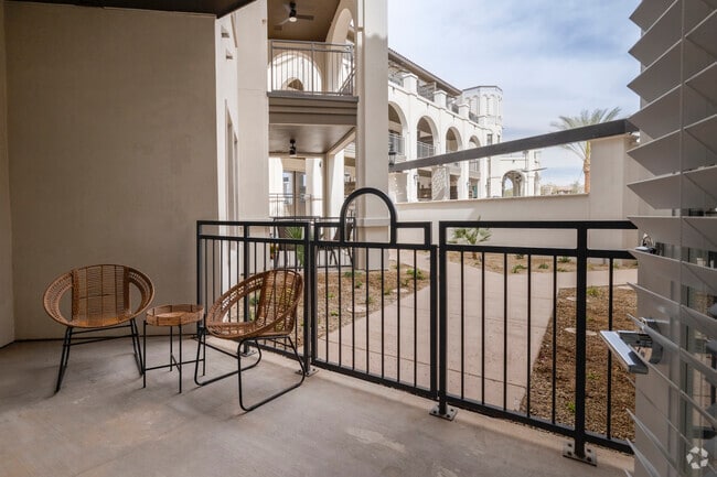 2BR, 2BA - 1,150SF - Patio