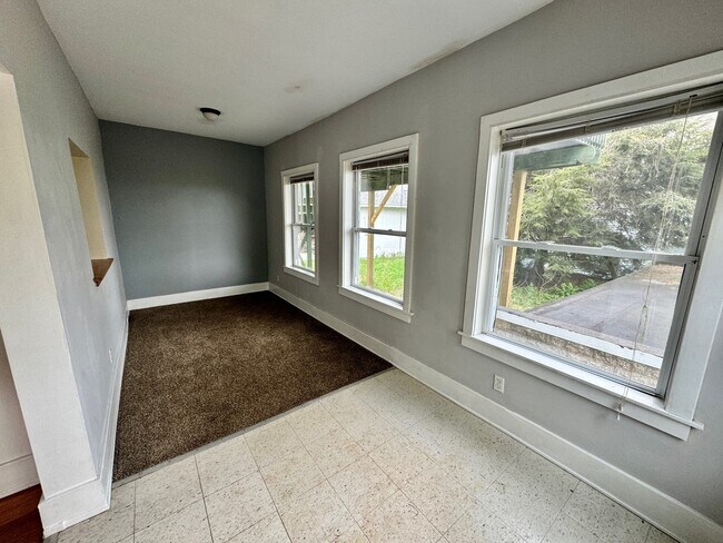 Photo - 12 Fairbanks St NE