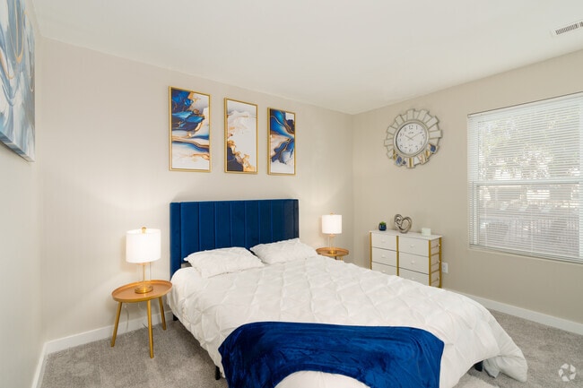 1BR, 1BA - 704SF - Bedroom
