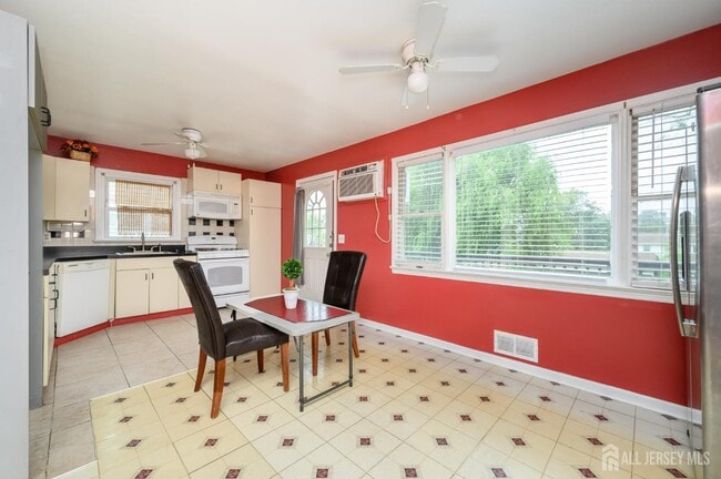 Photo - 2062 Elizabeth Ave