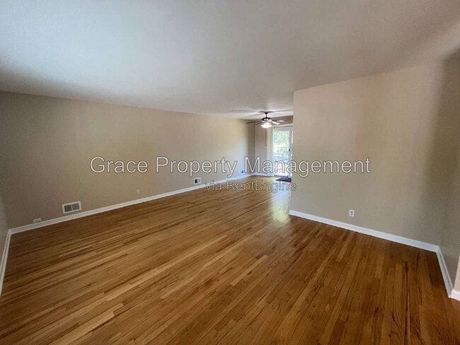 Photo - 10541 Livingston Dr
