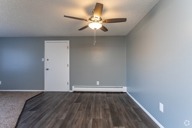 3BR, 1.5BA - 900SF - Orchard Glen Apartments