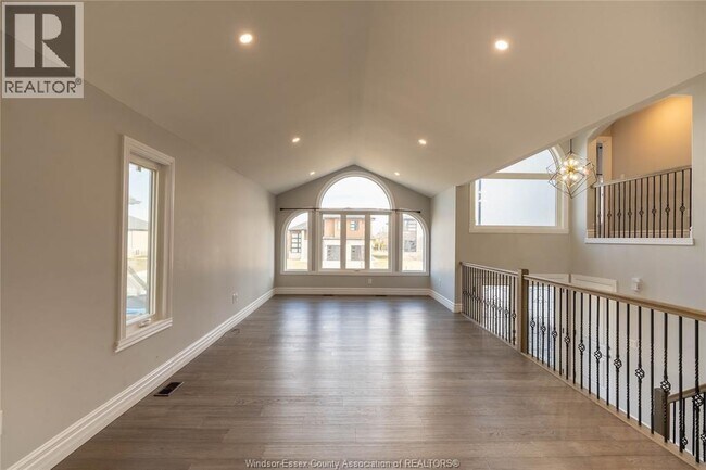 Photo - 21 Noble CRT