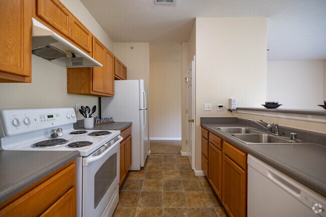 1BR, 1BA - 890SF - Kitchen