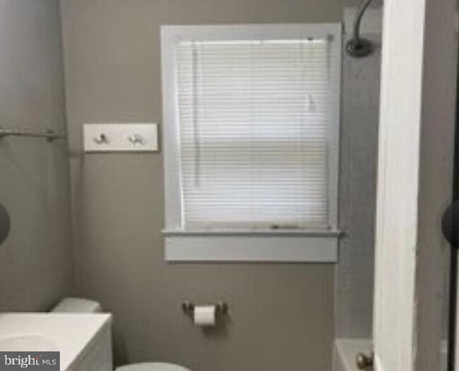 Photo - 915 William St