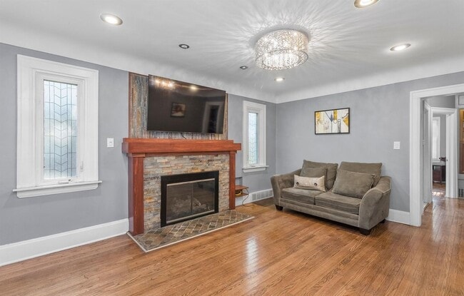 Photo - Heart of Royal Oak's most desirable neighborhood - Available NOW!