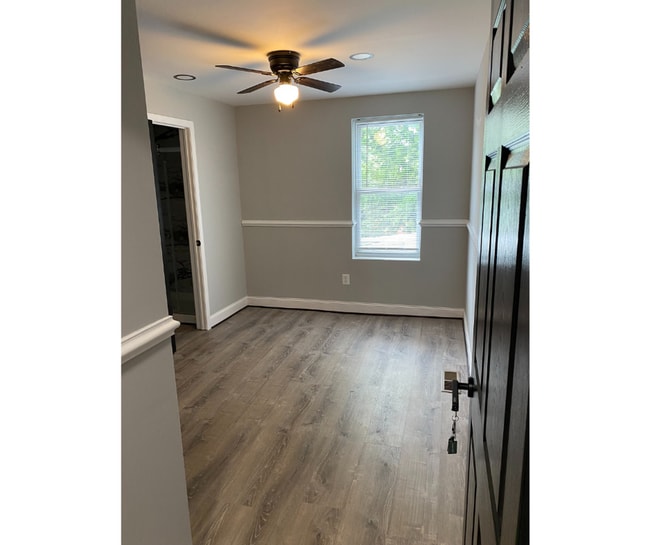 210 N Mount St Unidad 1B Available $650 1B