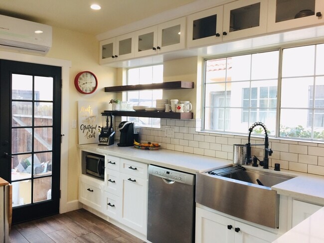 Fregadero de estilo rústico y lavavajillas de bajo consumo. - 2120 Laverna Ave