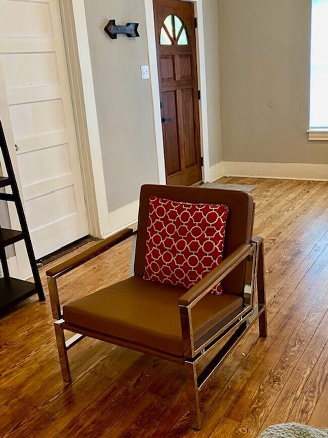 Classic Bungalow in the Woodlawn Lake area Rental House Rental in San