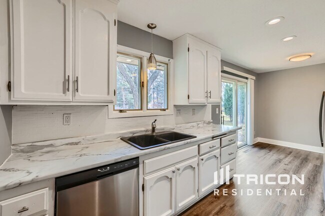 Photo - 820 Shenandoah Ln N