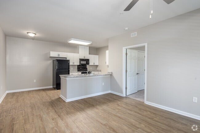 2BR, 2BA - 995SF - Living Room / Dining Area