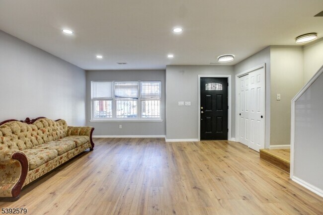 Photo - 284 S 6th St