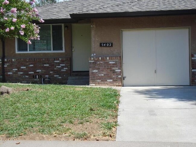 Building Photo - Very Cute 2/1 Duplex on Quiet Street in Sacramento-5402 Mona Way