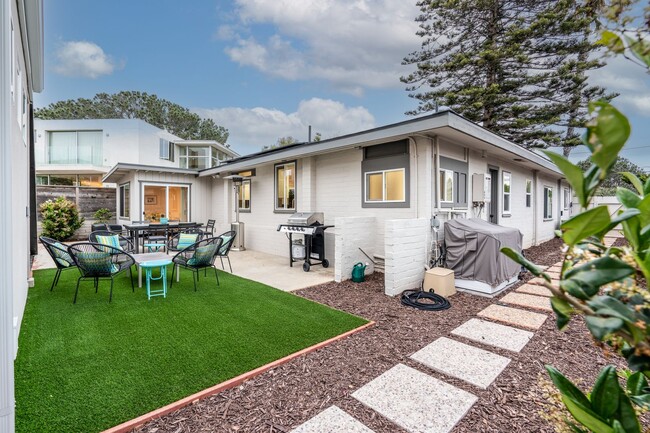 Building Photo - Enjoy stunning sunsets and beach living at... Rental