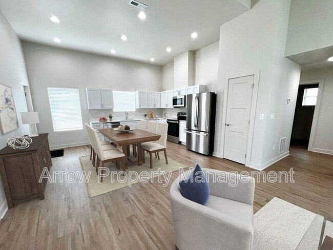 Photo - 1021 N Claude Rd