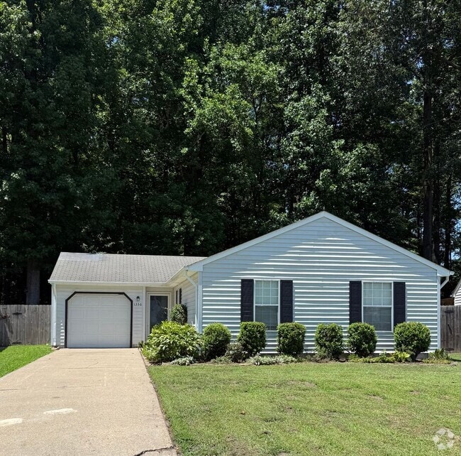 Building Photo - 3BD/2BA Home minutes from Dam Neck/Oceana ...