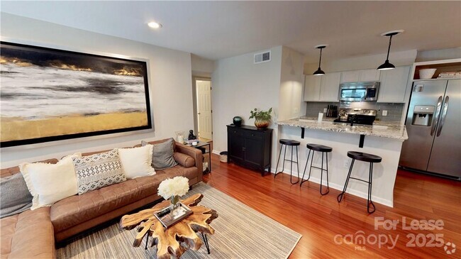 Building Photo - 415 W 8th St Unit D Rental