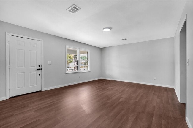 Photo - 107 E Elm St