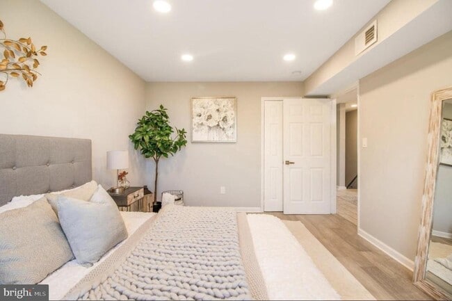 Photo - 1149 Summit St NE