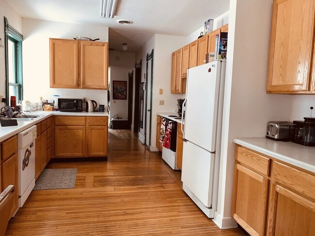 Building Photo - 817 E Johnson St Unit 1-2