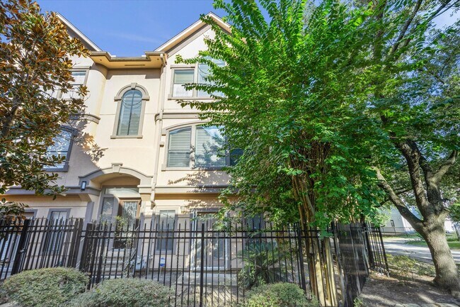 Building Photo - 2422 Dorrington St Unit A