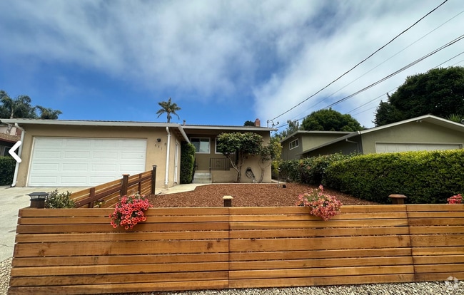 Building Photo - Coastal Living 3 bedroom home in the heart...