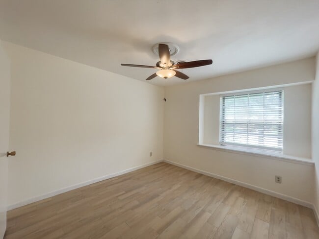 Photo - 7710 Romney Rd