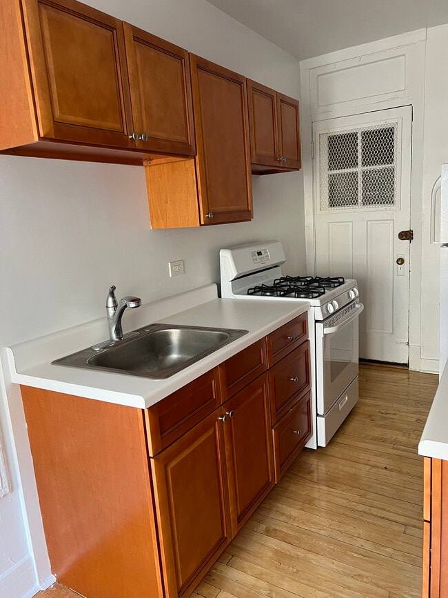 Building Photo - 6538 N Lakewood Ave Rental