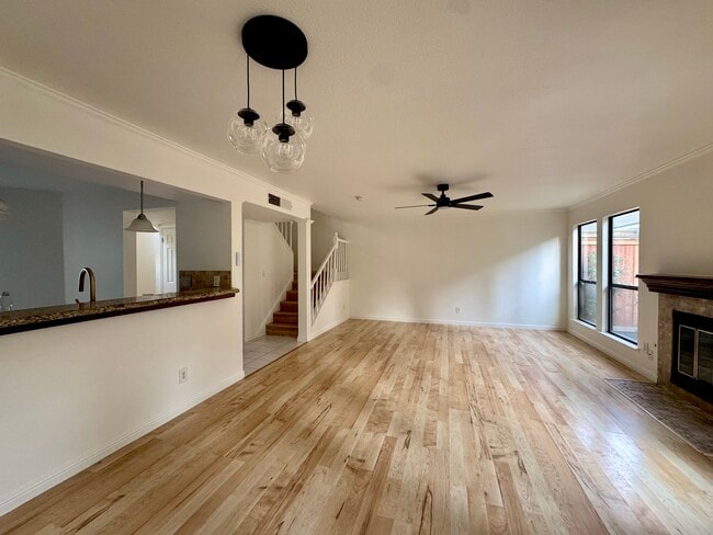 Sala de estar y comedor - 983 E Foxhill Dr