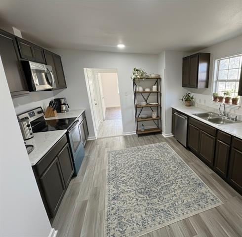 Building Photo - 918 W Eighth St Unit 3