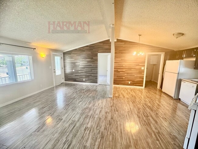 Photo - 863 Artesia Rd