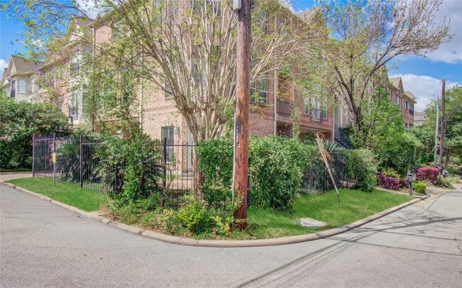 Photo - 501 Leverkuhn St