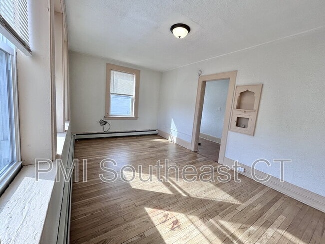 Building Photo - 92 Truman St Unit Apt 8