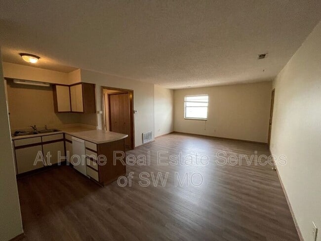Photo - 2850-2862 S Rogers
