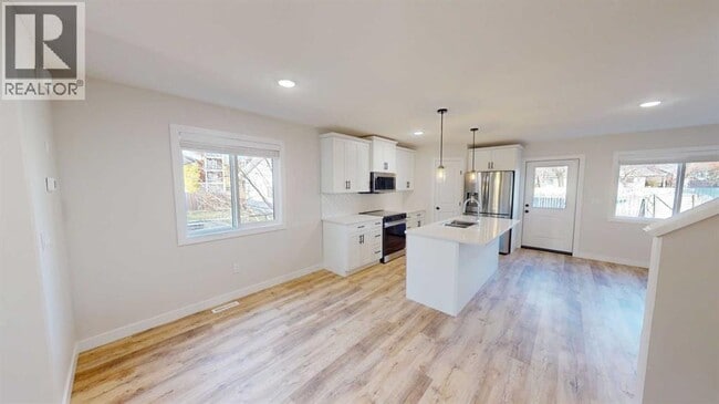 Photo - 9528-9598 98 Ave