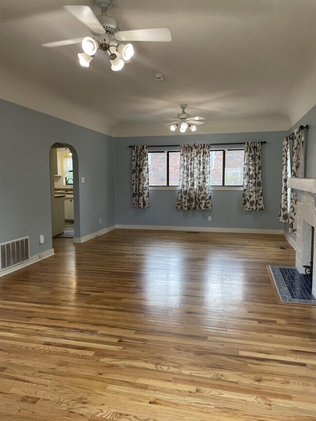 Photo - 437 Maple St NE