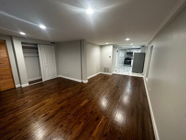 Building Photo - Erie Unit 1F