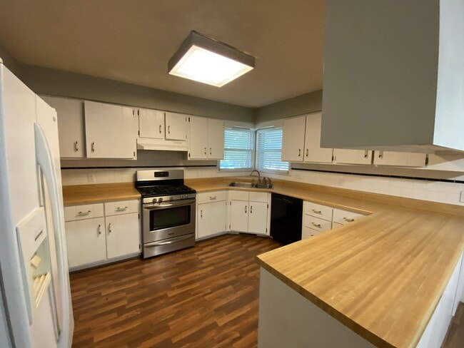 Photo - 5 Bedroom with walkout basement Available 3/16/2026