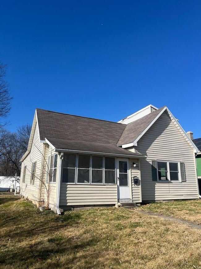 Building Photo - Cozy Multi-Level Living Close to Downtown