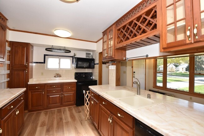 Photo - 554 Robertson St