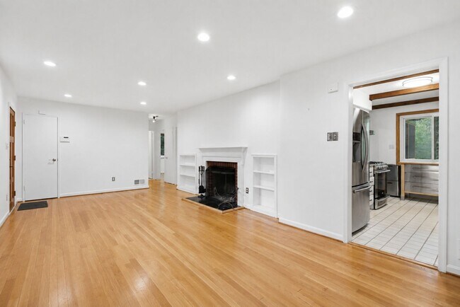 Photo - 110 Devon Ct
